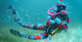 Olek - Underwater crochet sculpture, Ocean yarn bombing
