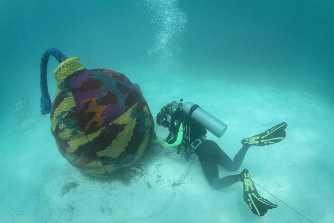 Underwater crochet sculpture, Ocean yarn bombing