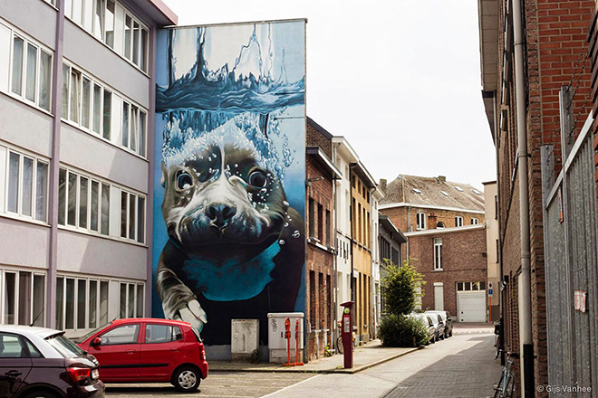 Smates - Hyperrealistic dog under water mural - Street art Belgium
