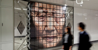 Hsin-Chien Huang - The moment we meet Un'installazione suggestiva nella metro di Taipei.