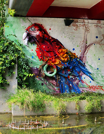 Parrot, Street Art con materiali di recupero