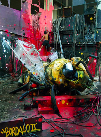 Big Bee, Street Art con materiali di recupero