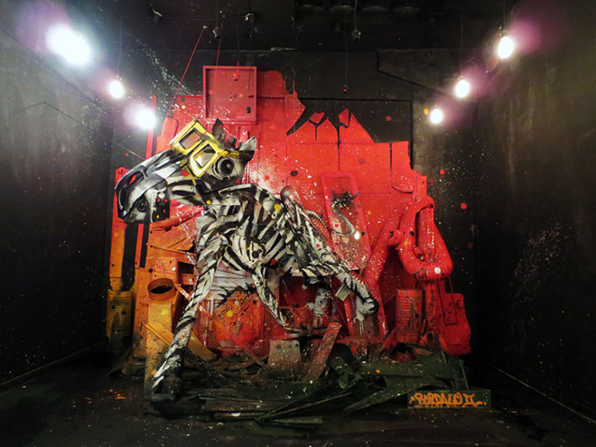Zebra, Street Art con materiali di recupero