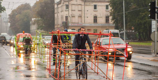 Riga, Lettonia - La protesta delle biciclette travestite da automobili.