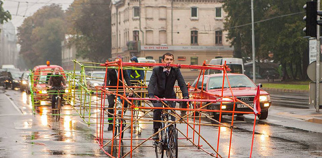 La protesta delle biciclette travestite da automobili.