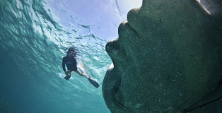 Jason deCaires Taylor - Ocean Atlas, Dephth 5m to surface, Nassau Bahamas