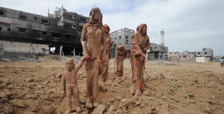 Iyad Sabbah - Sculture in argilla di una famiglia in fuga dalle case distrutte di Gaza