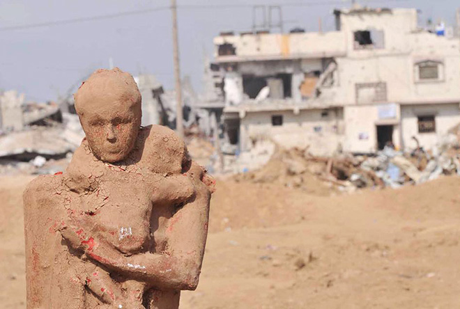  Sculture in argilla di una famiglia in fuga dalle case distrutte di Gaza