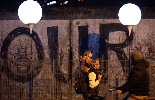  Installazione luminosa lungo il muro di Berlino