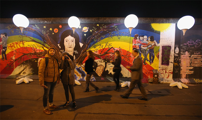  Installazione luminosa lungo il muro di Berlino