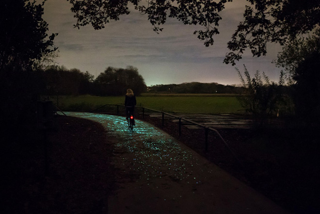 La pista ciclabile luminosa ispirata alla notte stellata di Van Gogh