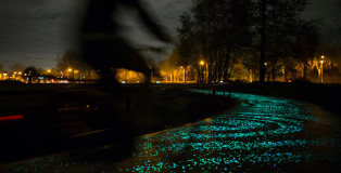 La pista ciclabile luminosa ispirata alla notte stellata di Van Gogh