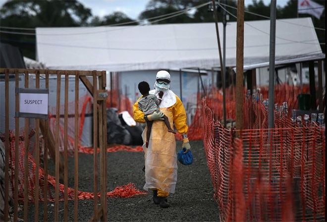 © John Moore / Getty Images, US, L’Iris d’Or, L'epidemia di ebola devasta la capitale liberiana, 2015 Sony World Photography Awards © John Moore / Getty Images, US, L’Iris d’Or, L'epidemia di ebola devasta la capitale liberiana, 2015 Sony World Photography Awards