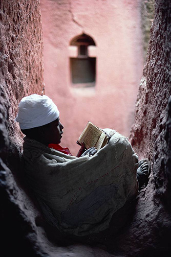 Kazuyoshi Nomachi, Etiopia - Un giovane diacono legge la Sacra Bibbia Lalibela, Etiopia 1997 Kazuyoshi Nomachi, Etiopia - Un giovane diacono legge la Sacra Bibbia Lalibela, Etiopia 1997