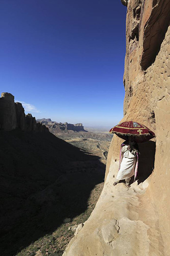 Kazuyoshi Nomachi, Etiopia - Un sacerdote davanti all’ingresso della chiesa di Abuna Aron, scavata nella roccia Tigre, Etiopia 2012 Kazuyoshi Nomachi, Etiopia - Un sacerdote davanti all’ingresso della chiesa di Abuna Aron, scavata nella roccia Tigre, Etiopia 2012