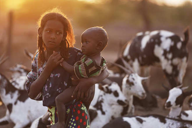 Kazuyoshi Nomachi, Etiopia - Una ragazza Afar si prende cura di un bambino Deserto della Dancalia, Etiopia 2011 Kazuyoshi Nomachi, Etiopia - Una ragazza Afar si prende cura di un bambino Deserto della Dancalia, Etiopia 2011