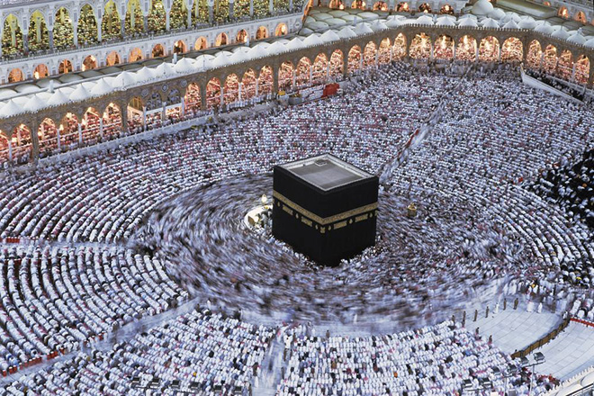 Kazuyoshi Nomachi - Islam, I pellegrini partecipano alla funzione della Notte del Destino (Laylat al-Qadr), il 27° giorno del Ramadàn. La celebrazione commemora la rivelazione del Corano al Profeta La Mecca, Arabia Saudita 1995 Kazuyoshi Nomachi - Islam, I pellegrini partecipano alla funzione della Notte del Destino (Laylat al-Qadr), il 27° giorno del Ramadàn. La celebrazione commemora la rivelazione del Corano al Profeta La Mecca, Arabia Saudita 1995
