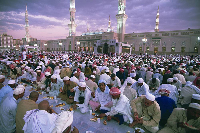 Kazuyoshi Nomachi, Islam - L’Iftar, il pasto serale offerto ai pellegrini, interrompe il digiuno del Ramadan Medina, Arabia Saudita 1995 Kazuyoshi Nomachi, Islam - L’Iftar, il pasto serale offerto ai pellegrini, interrompe il digiuno del Ramadan Medina, Arabia Saudita 1995
