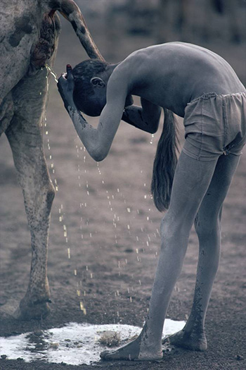 Kazuyoshi Nomachi, Nilo - Un ragazzo Nuer si lava i cappelli con l’urina di mucca Jonglei, Sudan del Sud 1981 Kazuyoshi Nomachi, Nilo - Un ragazzo Nuer si lava i cappelli con l’urina di mucca Jonglei, Sudan del Sud 1981
