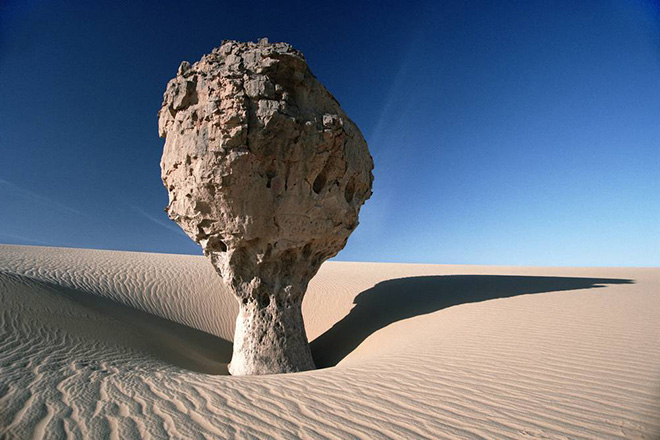 Kazuyoshi Nomachi, Sahara - Una roccia a forma di fungo, singolare risultato dell’erosione eolica Tassili Ahaggar, Algeria 1993 Kazuyoshi Nomachi, Sahara - Una roccia a forma di fungo, singolare risultato dell’erosione eolica Tassili Ahaggar, Algeria 1993