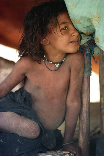 Kazuyoshi Nomachi, Sahara - Una bambina Tuareg nel caldo infuocato del Sahel Abalak, Niger 1975 Kazuyoshi Nomachi, Sahara - Una bambina Tuareg nel caldo infuocato del Sahel Abalak, Niger 1975