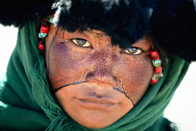 Kazuyoshi Nomachi, Tibet - Una ragazza nomade con il volto cosparso di una sostanza protettiva durante un pellegrinaggio Tibet, Cina 1990 Kazuyoshi Nomachi, Tibet - Una ragazza nomade con il volto cosparso di una sostanza protettiva durante un pellegrinaggio Tibet, Cina 1990