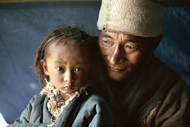 Kazuyoshi Nomachi - Tibet, Un padre nomade con il figlio, Tibet, Cina 1991 Kazuyoshi Nomachi - Tibet, Un padre nomade con il figlio, Tibet, Cina 1991