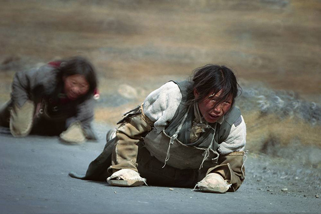 Kazuyoshi Nomachi, Tibet -Pellegrini si prostrano completamente a terra sulla strada per Lhasa, città sacra ai buddisti tibetani. Sichuan, China 1989 Kazuyoshi Nomachi, Tibet -Pellegrini si prostrano completamente a terra sulla strada per Lhasa, città sacra ai buddisti tibetani. Sichuan, China 1989