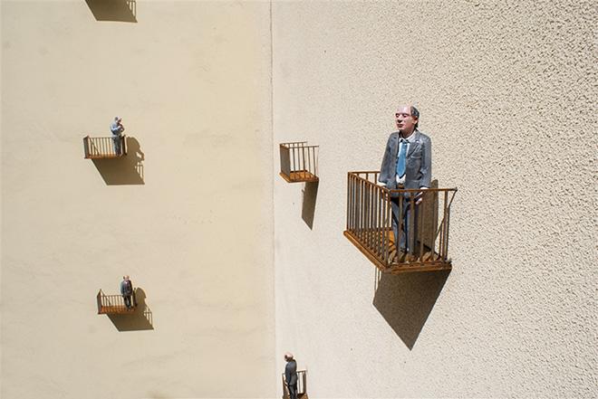 Isaac Cordal - SĄSIEDZI, Isolated in the modern outdoors