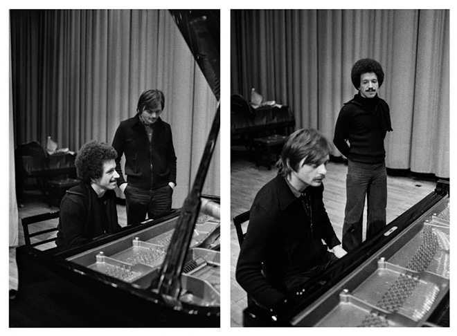 ©Roberto Masotti - Keith Jarrett, un ritratto - 1973, Monaco di Baviera, America Haus, al soundcheck si alterna al piano con Manfred Eicher, produttore della ECM Records 