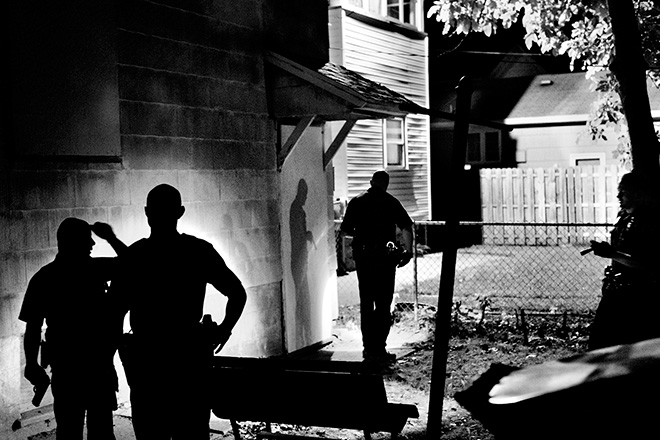 ©Paolo Pellegrin - Diversi agenti di polizia perquisiscono una casa alla ricerca di un sospetto armato Northeast Rochester, NY. U.S.A. 2012 
