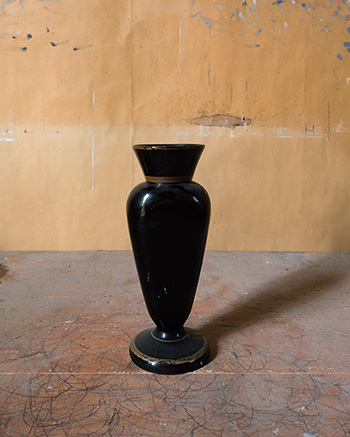 ©Joel Meyerowitz - Black glass vase, Morandi's Objects
