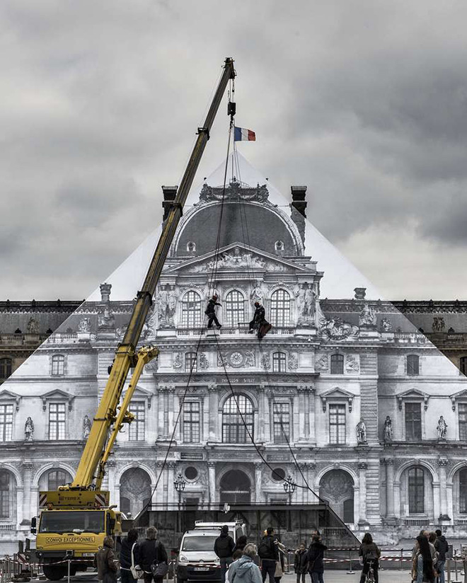 JR al Louvre - Installazione anamorfica