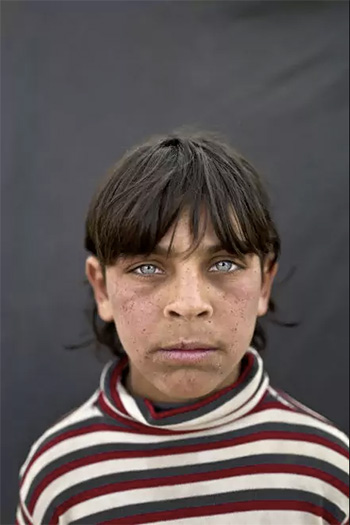 Muhammed Muheisen / AP Photo - Rakan Raslan, 11 anni, viene da Hama, Siria. La foto è stata scattata il 12 marzo in un campo profughi vicino al confine siriano nella periferia di Mafraq, Giordania. Muhammed Muheisen / AP Photo - Rakan Raslan, 11 anni, viene da Hama, Siria. La foto è stata scattata il 12 marzo in un campo profughi vicino al confine siriano nella periferia di Mafraq, Giordania.
