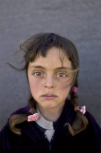 Muhammed Muheisen / AP Photo - Zahra Mahmoud, 5 anni, viene da Deir el-Zour, Siria. La foto è stata scattata l'11 marzo in un campo profughi vicino al confine siriano nella periferia di Mafraq, Giordania. Muhammed Muheisen / AP Photo - Zahra Mahmoud, 5 anni, viene da Deir el-Zour, Siria. La foto è stata scattata l'11 marzo in un campo profughi vicino al confine siriano nella periferia di Mafraq, Giordania.