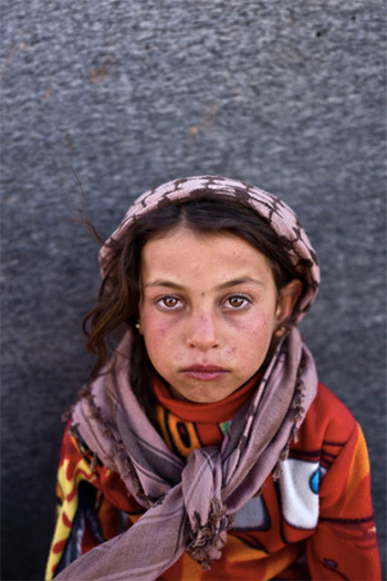 Muhammed Muheisen / AP Photo - Hanan Khalid, 7 anni, viene da Hassakeh, Siria. La foto è stata scattata il 12 marzo in un campo profughi vicino al confine siriano nella periferia di Mafraq, Giordania. Muhammed Muheisen / AP Photo - Hanan Khalid, 7 anni, viene da Hassakeh, Siria. La foto è stata scattata il 12 marzo in un campo profughi vicino al confine siriano nella periferia di Mafraq, Giordania.