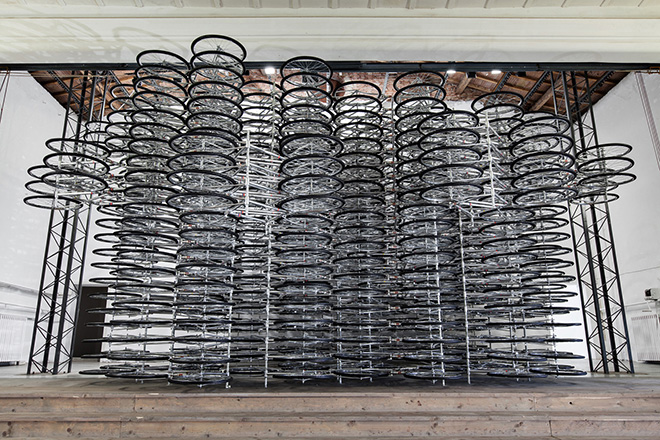 Ai Weiwei - Stacked (Impilate), 2012. Biciclette, acciaio, gomma, cm 571 x 1214,7 x 733,9. Courtesy l’artista e Galleria Continua, San Gimignano/Beijing/Les Moulins/Habana