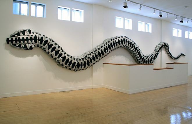 Ai Weiwei - Snake Bag (Borsa serpente), 2008, 360 zaini, cm 40 x 70 x1700. Courtesy of Ai Weiwei Studio