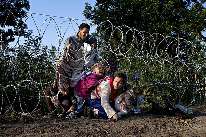 Jacob Ehrbahn - Under the border, Refugee Stream, Röszke (Hungary), 2015