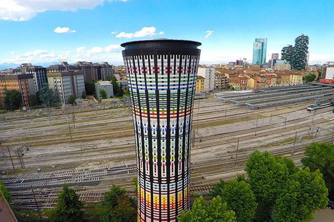 Torre Arcobaleno di Milano - Il Totem Ceramico Colorato