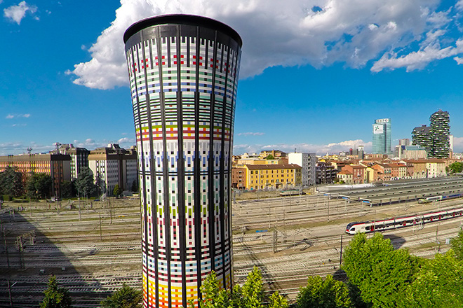 Torre Arcobaleno di Milano – Il Totem Ceramico Colorato