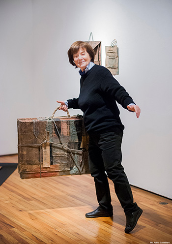 Franca Ghitti con Valigia all’OK Harris Gallery di New York, 2008. photo credit: ©Fabio Cattabiani