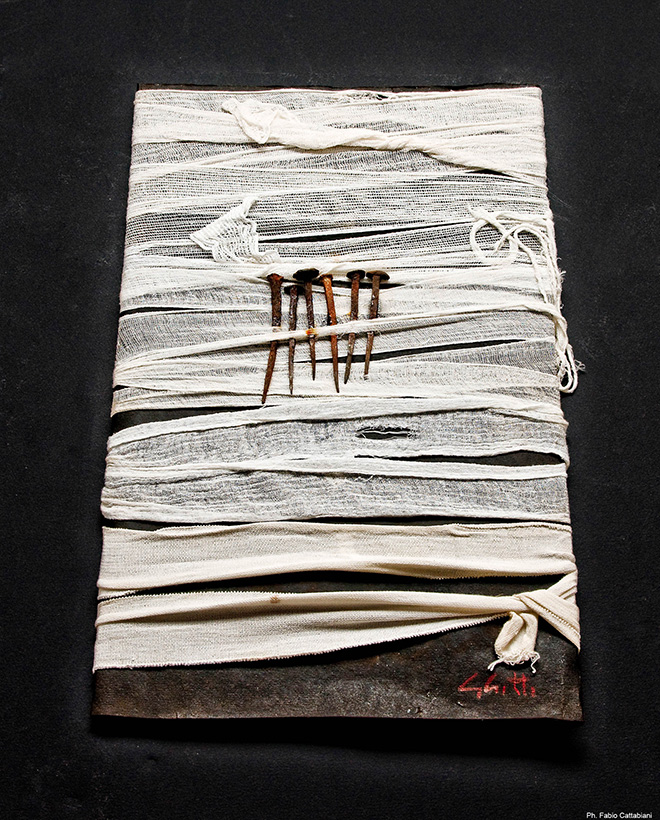 Franca Ghitti - Libro fasciato, 2010, Collezione Contemporanea Musei Vaticani, carta bianca trattata, garza, chiodi, cm 49x30x25
