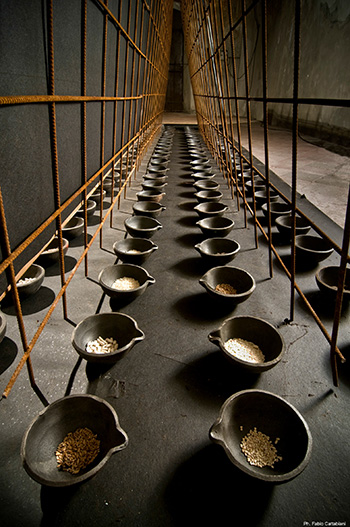 Franca Ghitti - Ultima Cena (particolare), 1963-2011, installazione tazze di filiera, rete di ferro, granaglie. photo: ©Fabio Cattabiani