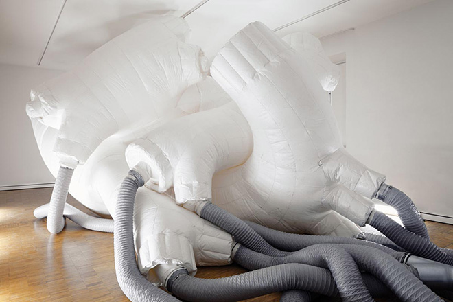 CARLO BORER - White Heart, 2013, tessuto e acciaio installazione multimediale, 390 x 460 x 810 cm. Courtesy Carlo Borer