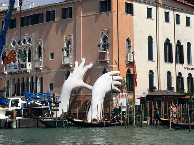 Lorenzo Quinn - Support, installazione Venezia. photo credit: Dario Di Trana