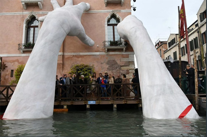 Lorenzo Quinn - Support, installazione Venezia. photo credit: Dario Di Trana