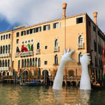Lorenzo Quinn – Support, installazione a Venezia