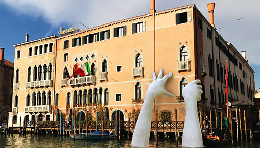 Lorenzo Quinn - Support, installazione a Venezia Lorenzo Quinn - Support, installazione a Venezia