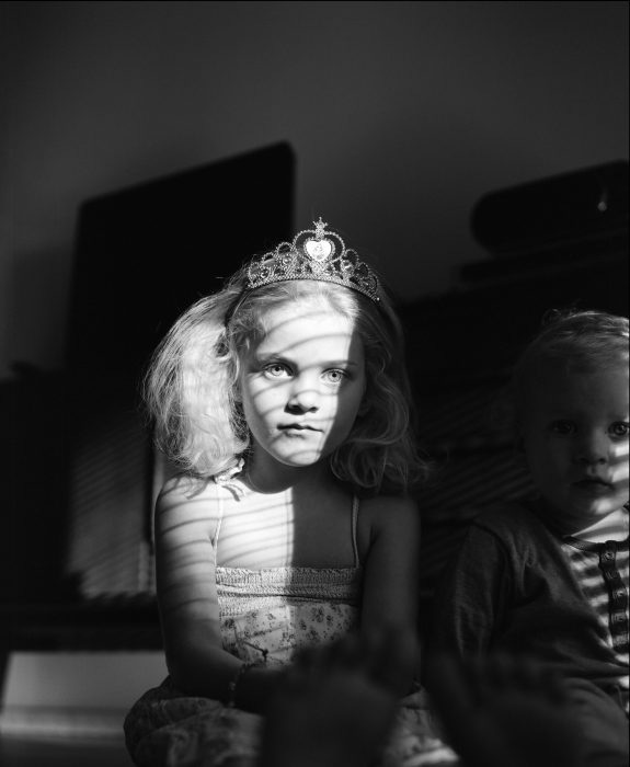 Linn Schröder - Dalla serie I Also Think Family Pictures, 2014 in corso. ©OSTKREUZ/LUZ Linn Schröder - Dalla serie I Also Think Family Pictures, 2014 in corso. ©OSTKREUZ/LUZ